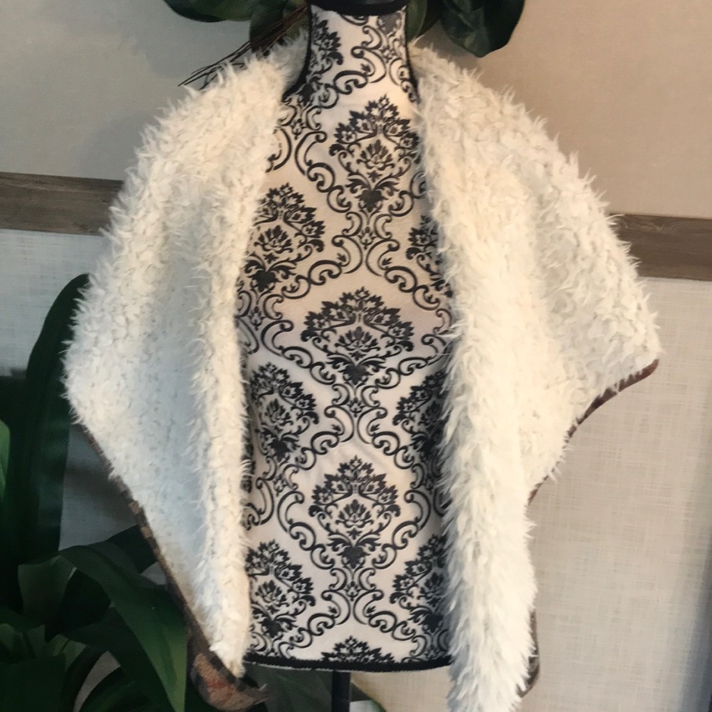 Classic Famous Plaid Print Sherpa Vest - Picture 2 of 8
